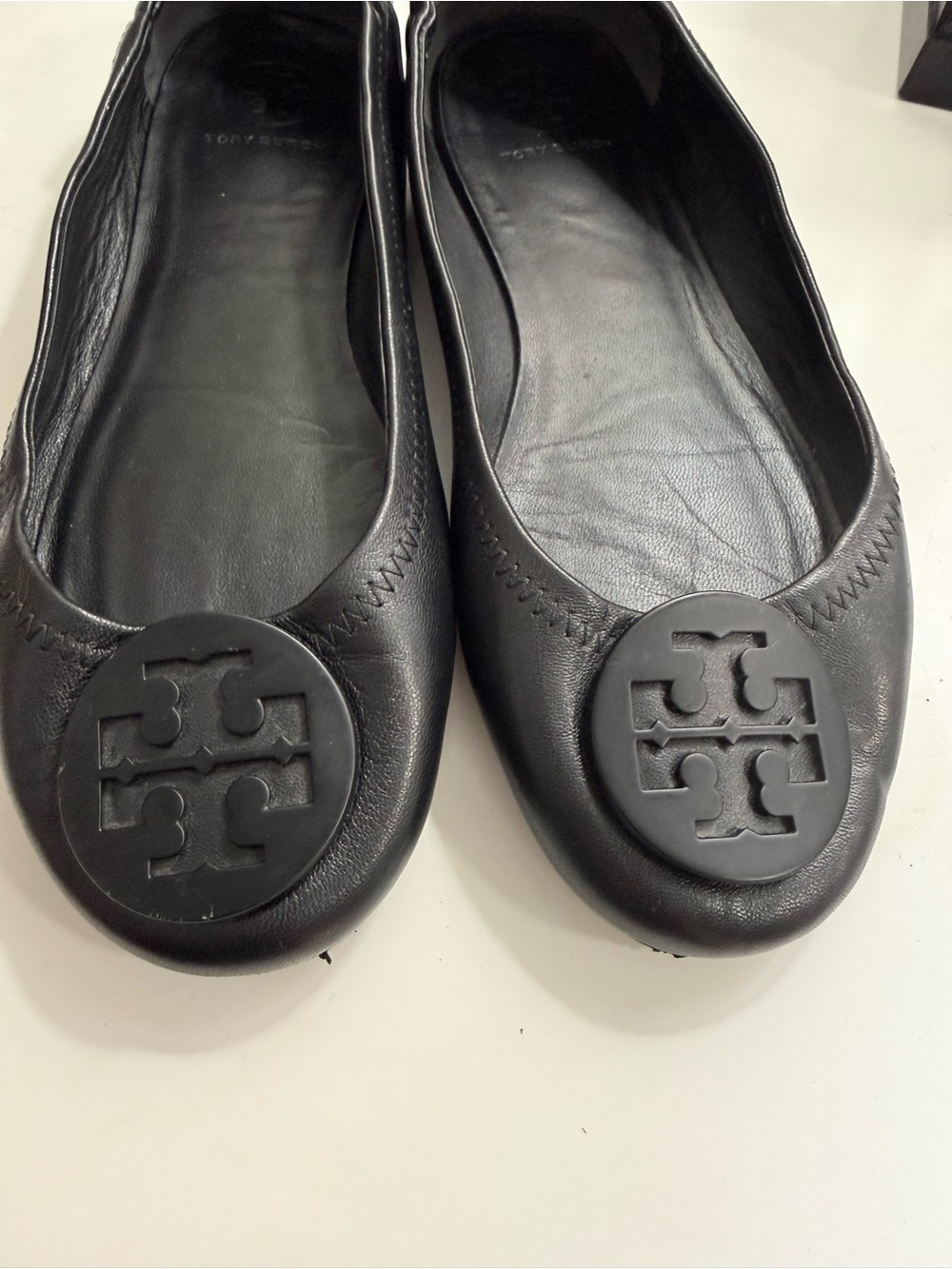 Tory Burch size 6.5 Minnie Travel Ballet Black Leather Logo Ballet Flats - Picture 4 of 7